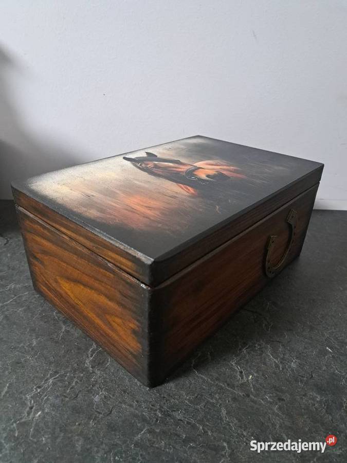 Szkatułka kuferek z koniem drewno podkowa