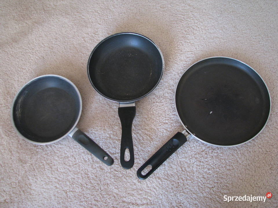 Emaliowane garnki pokrywki patelnie miski Brzegi