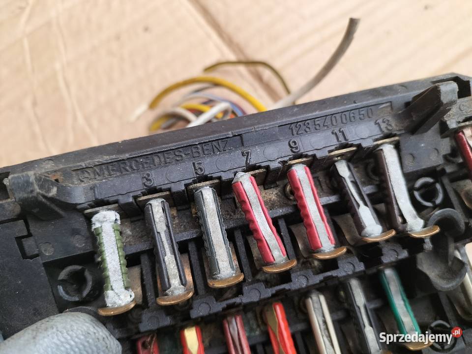 MERCEDES W123 SKRZYNKA BEZPIECZNIKÓW Kamień-Kolonia