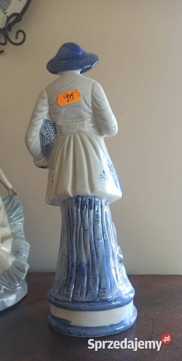 Figurka młodzieńca z koszykiem owoców Bez Gdańsk