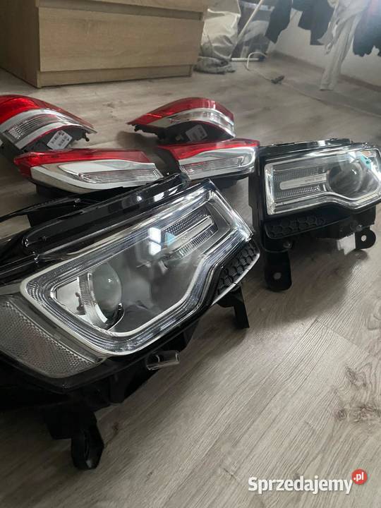 JEEP GRAND CHEROKEE WK2 14 BI XENON nie skrętny Lampy przednie sprzedam