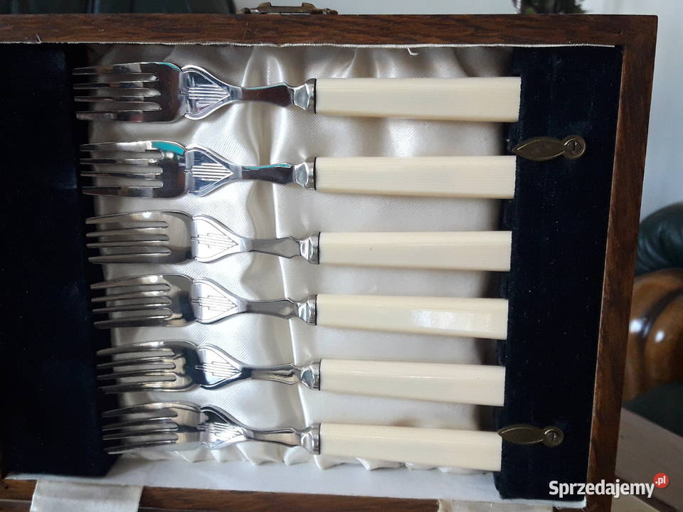 Antyczne sztućce w drewnianej kantynie Anglia Janów Lubelski