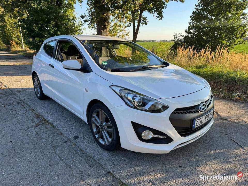 Hyundai i30 14 benzyna 6 Biegów Rok produkcji 2012 Przybiernów