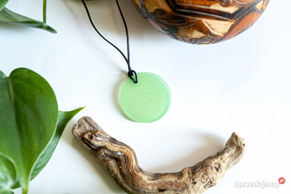 Świecący w ciemności zielony okrągły wisiorek i