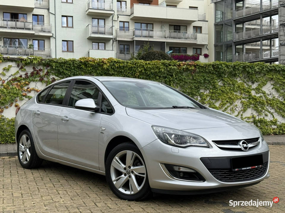 Opel Astra 14 Turbo Sedan stan Oryginalny Lakier Astra Tarnowskie Góry