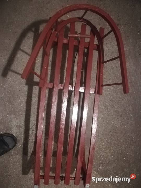 Sanki drewniane z oparciem i sznurkiem z