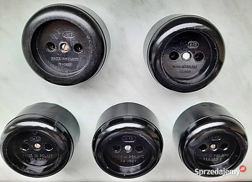 Gniazdo natynkowe okrągłe czarne 220 V z PRL wielkopolskie