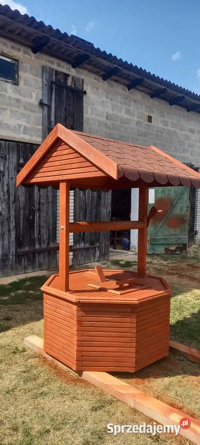 Drewniana obudowa studni Żeleźniki