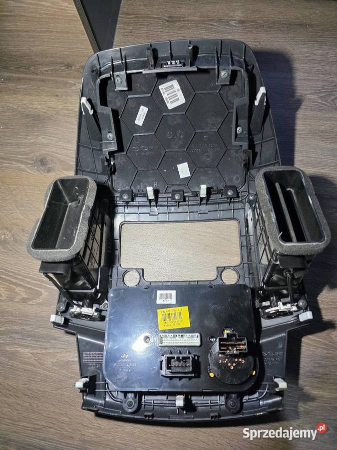 Panel klimatyzacji nawiewu ramka Hyundai i30 osobowe