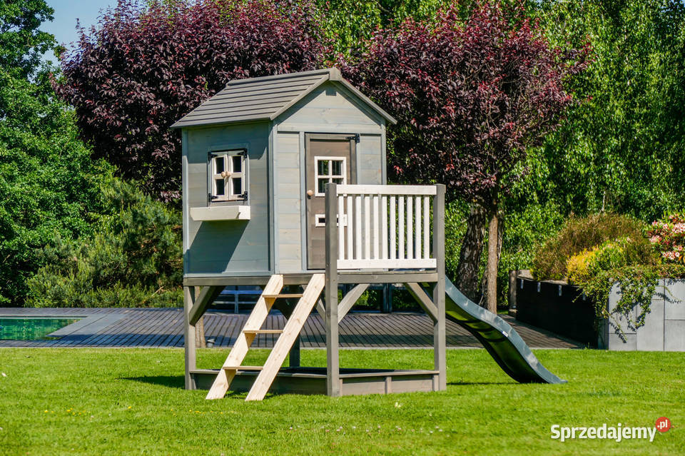 Drewniany szary domek ogrodowy z podestem