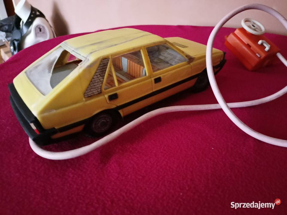 Zabawka PRL Polonez na kabel Rzeszów