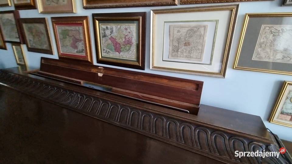 Komoda z pięknymi rzeźbieniami w stylu Szczecin