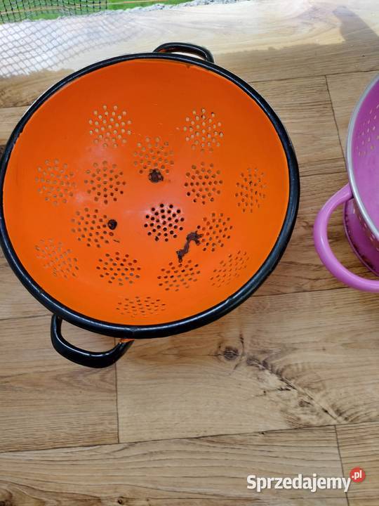 Dwa durszlaki emaliowane do ozdoby Choszczno