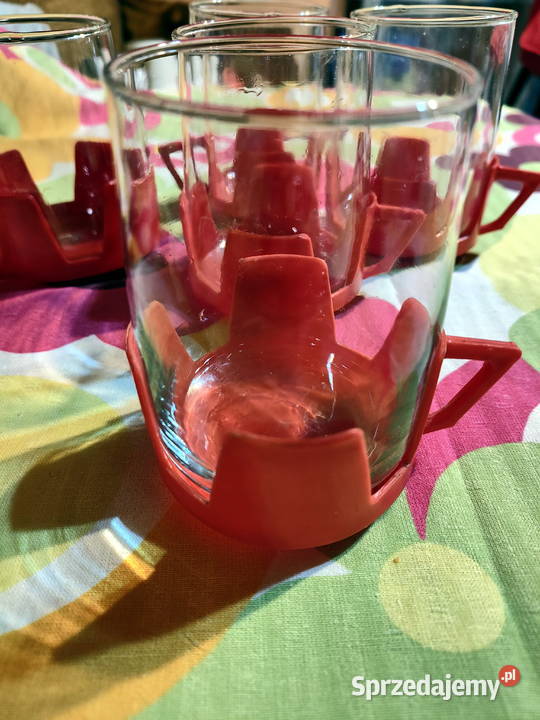 Vintage szklanki z czerwonymi plastikowymi