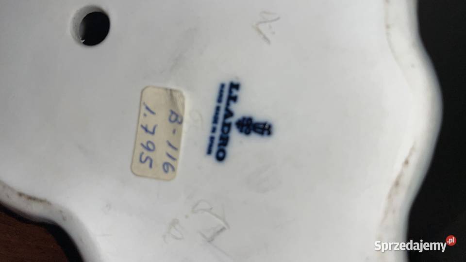 Figurka Dziewczyny z owieczką i taczką pełną