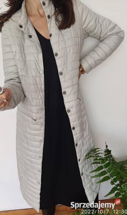 Czarna dzianinowa sukienka midi z rozporkami