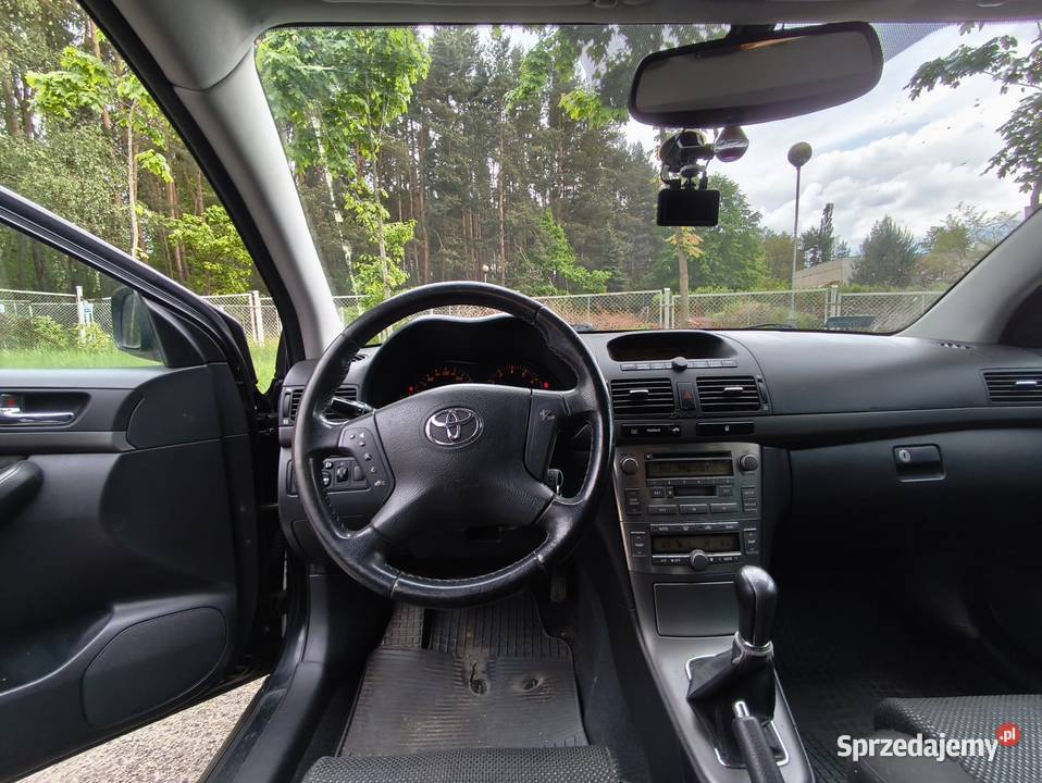 Czarna Toyota Avensis 18 benzyna 2004r kombi