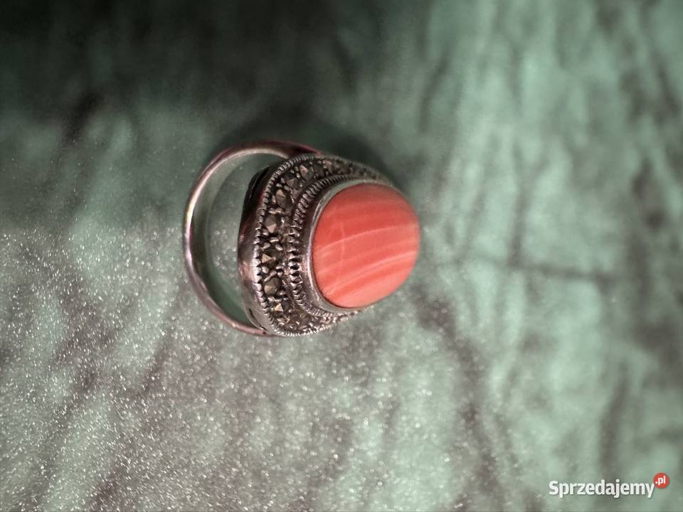 Pierscionek srebrny z koralem spieczonym i Częstochowa