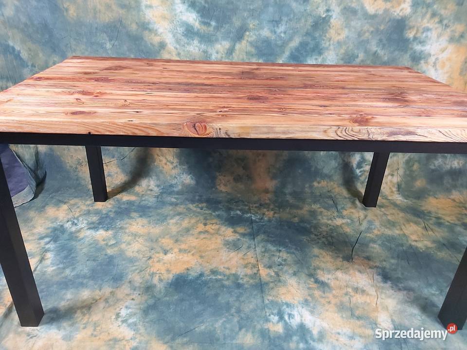 Industrialny stół z blatem ze starego drewna.