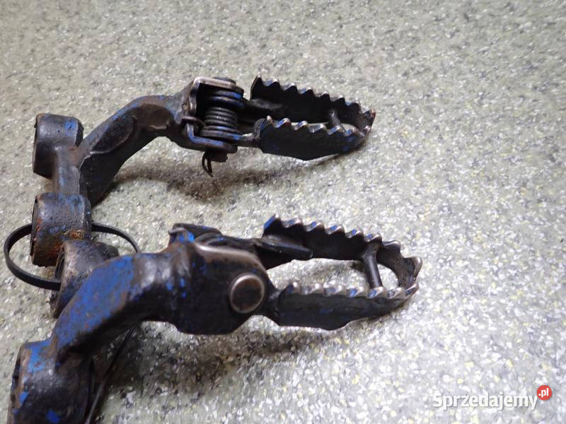 DWA PODNÓŻKI KIEROWCY SUZUKI DR 600 8589R Pozostałe Strzelce Krajeńskie