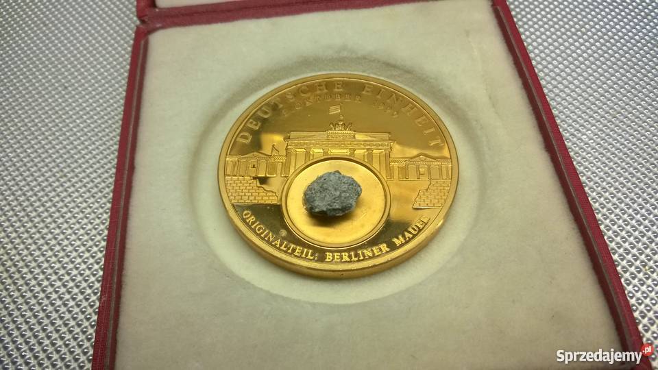 Medal z oryginalną częścią muru berlińskiego Warszawa