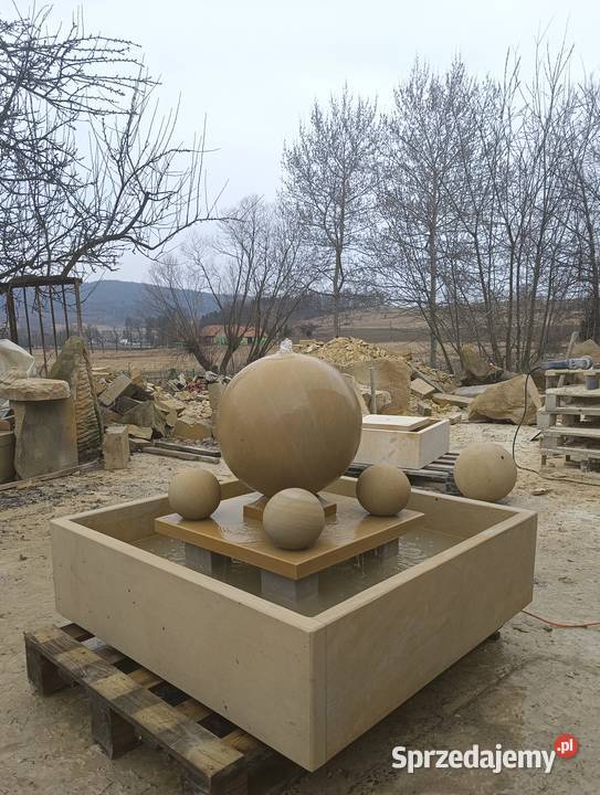 Fontanna z naturalnego kamienia piaskowca