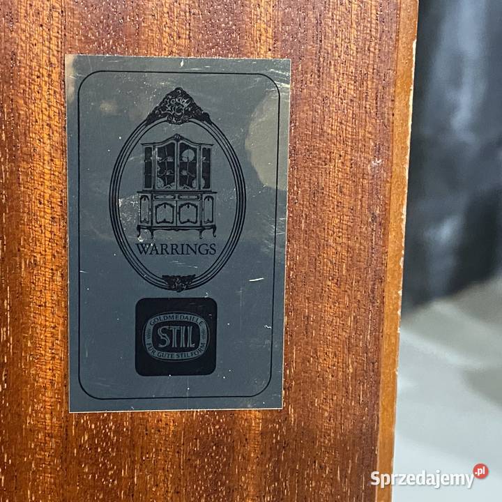 Intarsjowana komoda na zwężanych nogach Warrings Gryfice