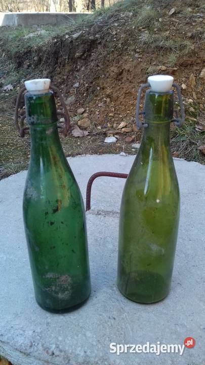 Dwie stare butelki po wodzie mineralnej