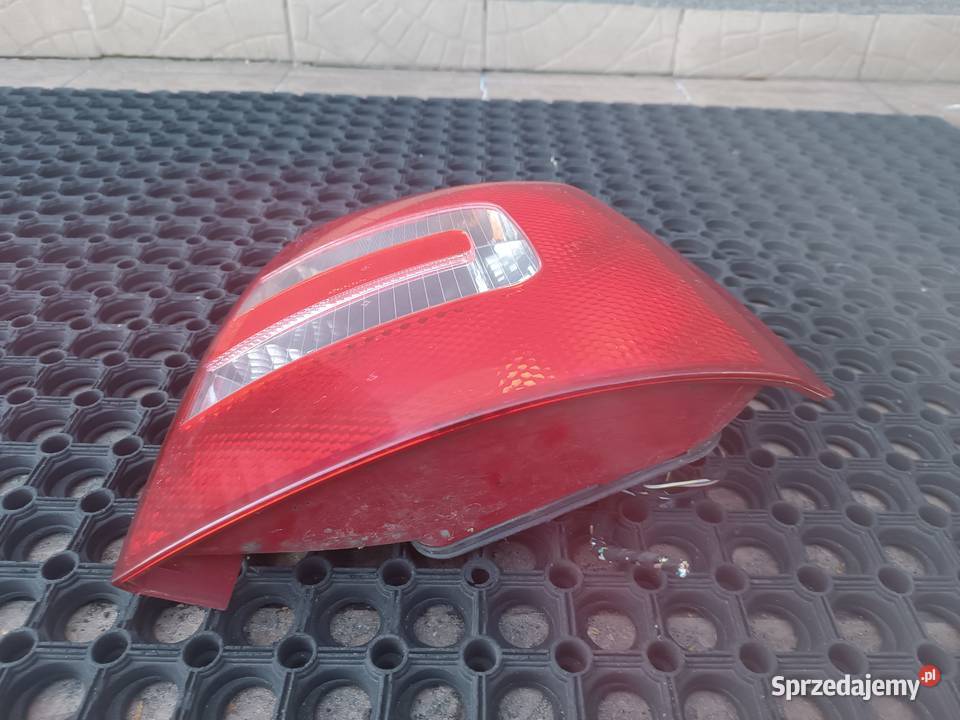 Skoda Octavia 2 II 2004 HB hatchback LAMPA PRAWY prawe