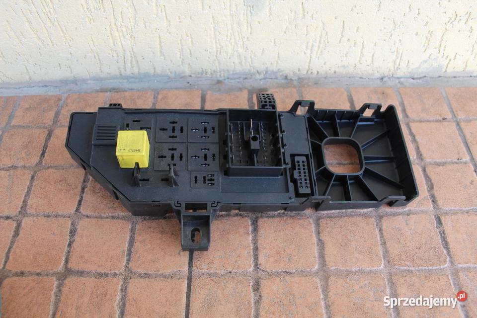 SKRZYNKA BEZPIECZNIKÓW OPEL VECTRA C 19 CDTI sprzedam