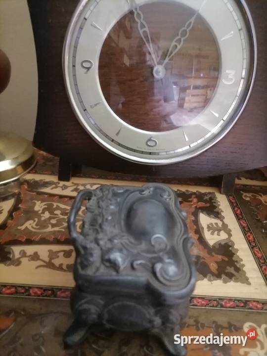 Stara szkatułka zdobiona ornamentami małopolskie