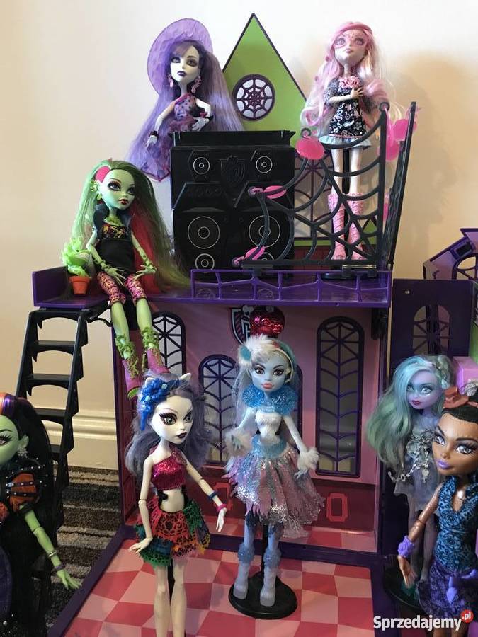 Straszyceum plus 20 lalek