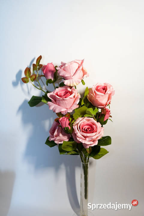 Bukiet róż w kolorze różowym różowy Wszystkich Świętych