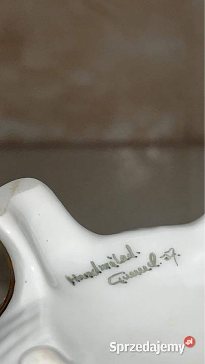 Wazon ze scenkami dworskimi w dwóch medalionach