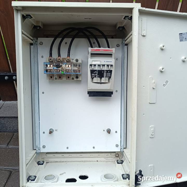 Szafka elektryczna z rozłącznikiem zewnętrznym Zabezpieczenia i rozdzielnice wielkopolskie Drużyna