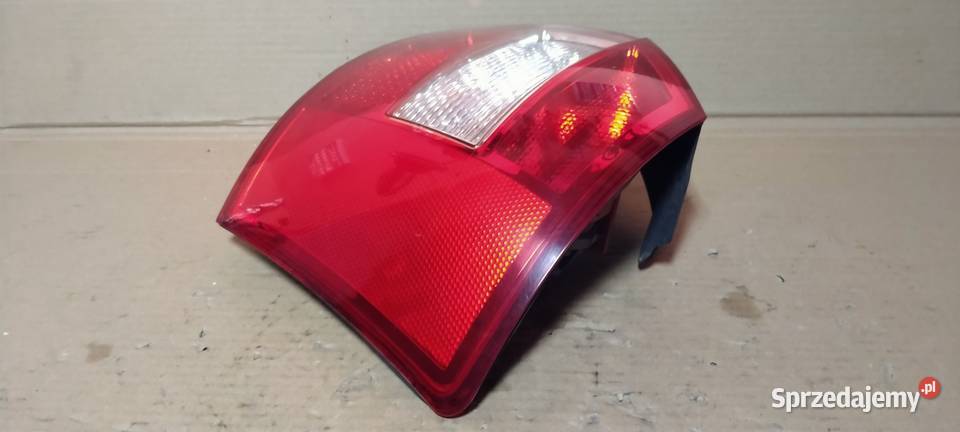AUDI A4 B6 KOMBI 0104 LAMPA TYLNA PRAWA Motoryzacja