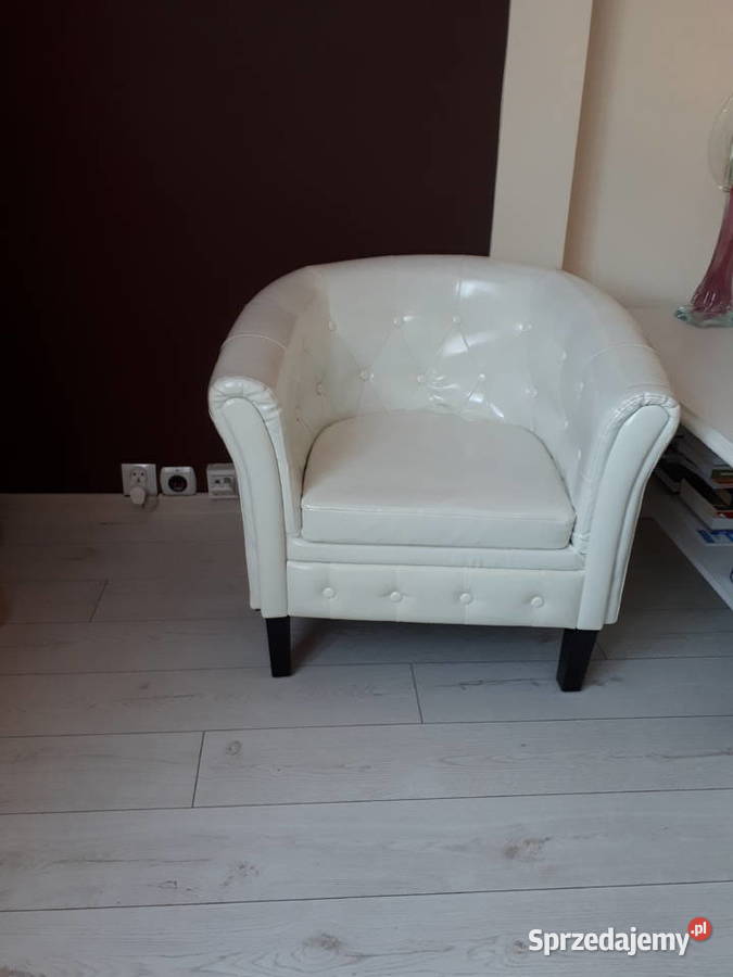 Biały wygodvy fotel