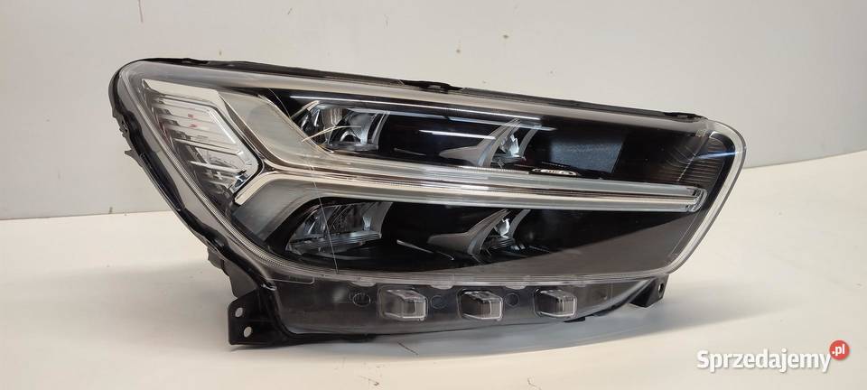 VOLVO XC40 LAMPA PRAWY PRZÓD ANGLIK RHD 31655986 osobowe Lampy przeciwmgielne