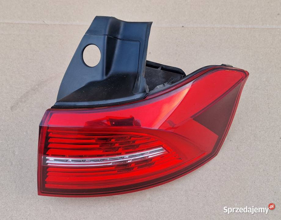 VW PASSAT B8 KOMBI LAMPA PRAWA PRAWY TYŁ IDEALNA Bieleń