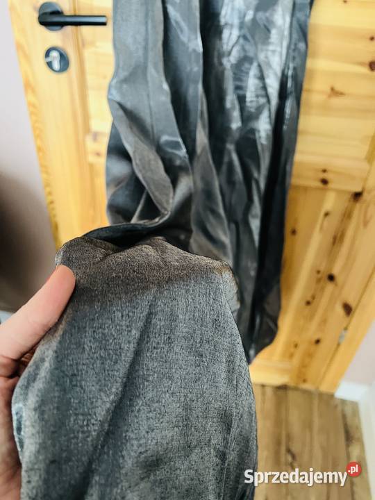 Sukienka z czarnymi piórami elegancka szykowna Reda