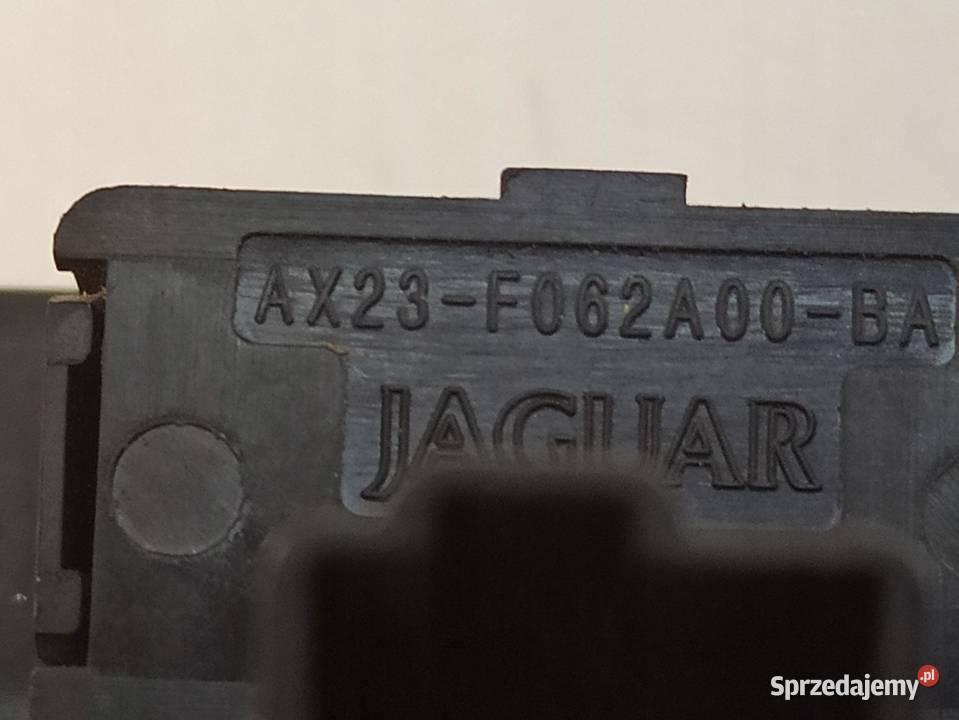 Jaguar AX23F062A00BA PRZYCISK OTWIERANIA SCHOWKA