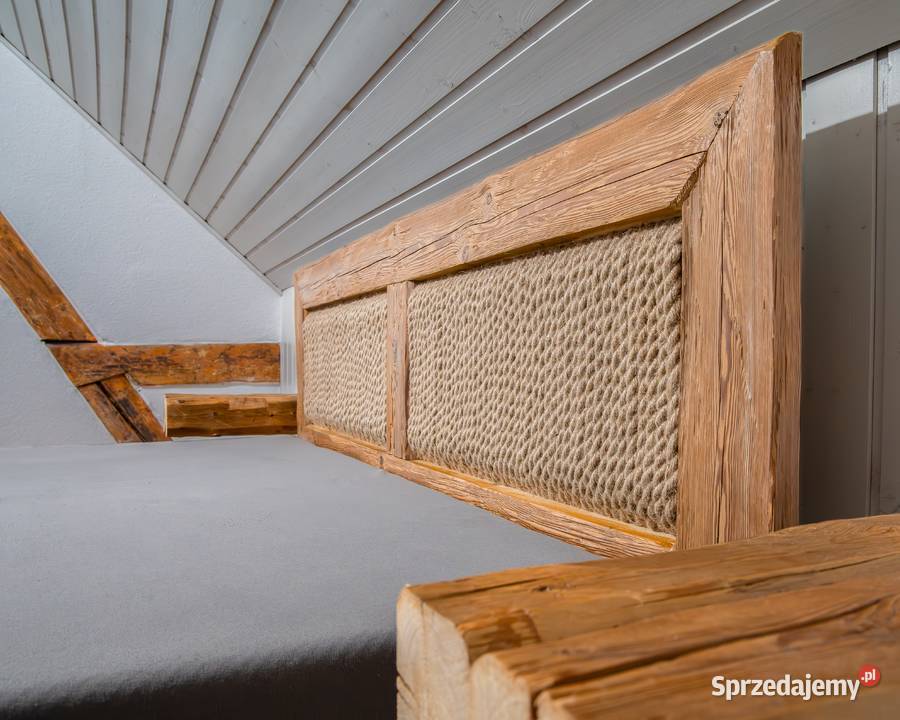 Rustykalne łózko drewniane ze starych belek i