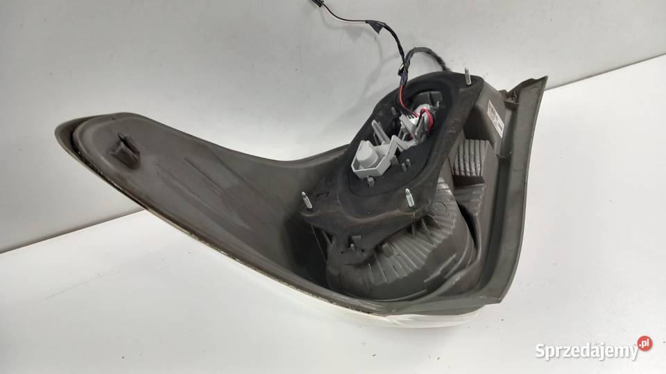 TOYOTA VERSO 20092013 LAMPA TYŁ LEWA osobowe