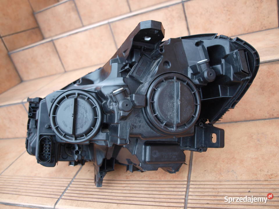 Mercedes B klasa W246 lampa prawa przód zwykła