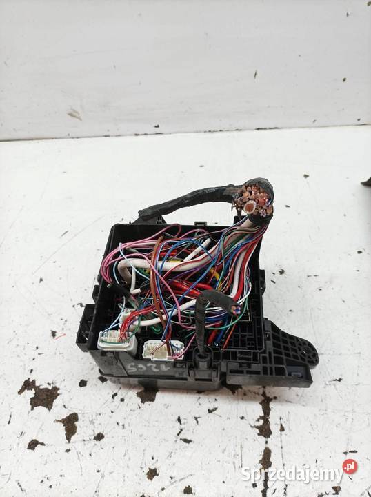 SKRZYNKA BEZPIECZNIKÓW 12 B 80 Mitsubishi Space osobowe