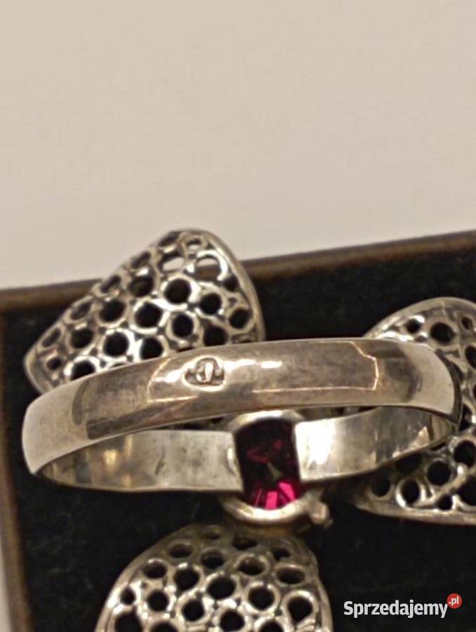 Pierścionek srebrny z rubinkiem Radom