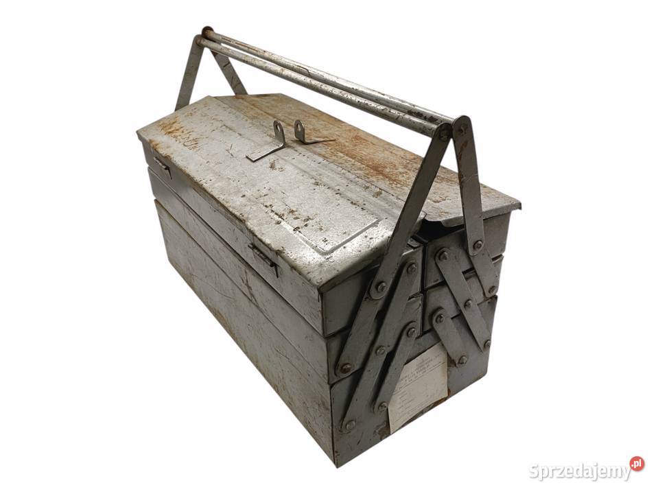 Stara metalowa skrzynka na narzędzia