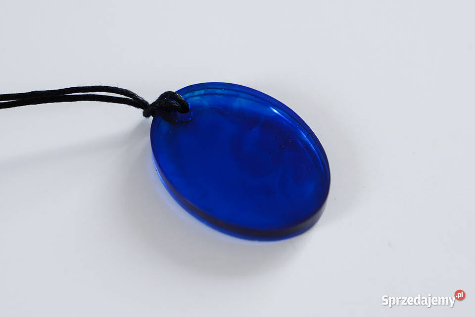 Niebieski wisiorek owalny 39x3 z zapięciem sprzedam