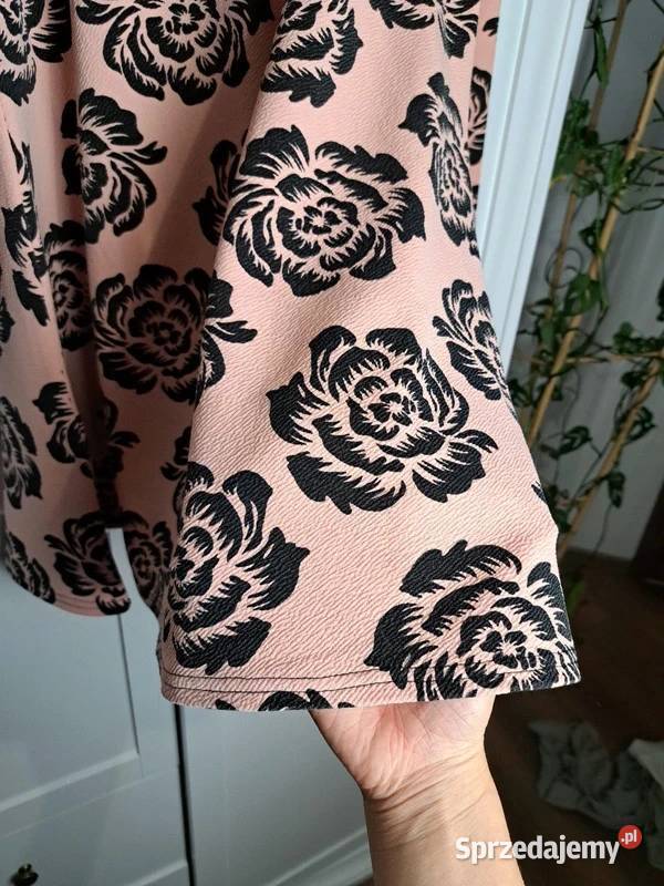 Elagancka sukienka w kwiatowy wzór Miss Look Odzież damska Trąbki Wielkie