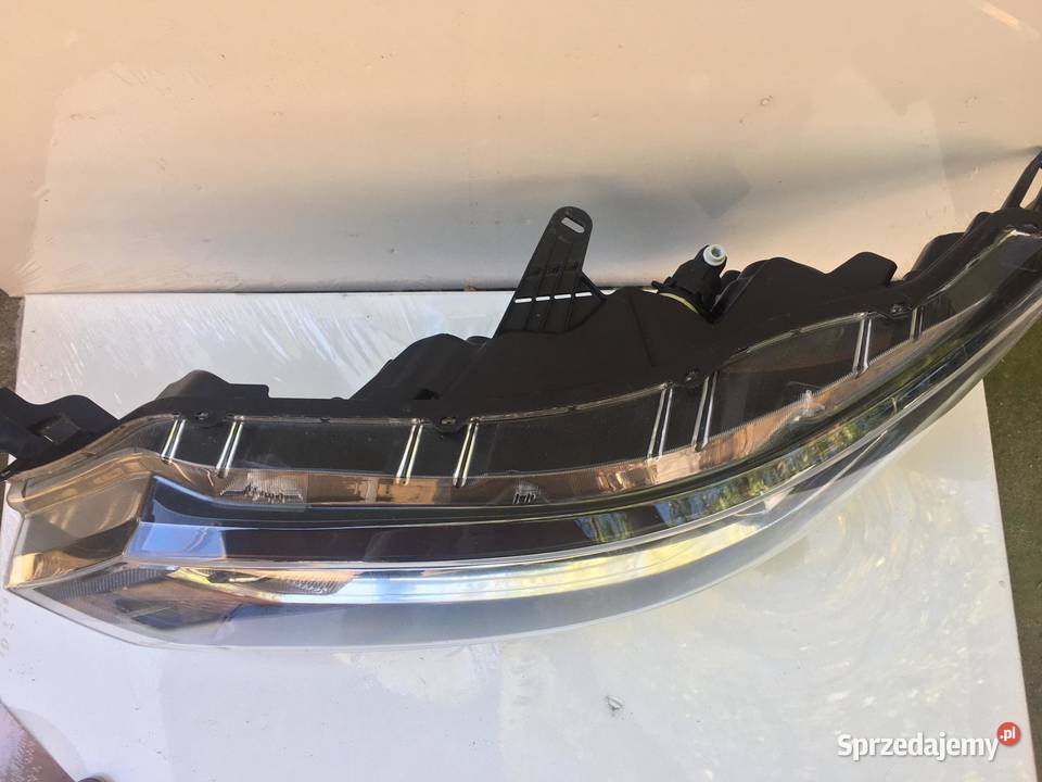 NISSAN QASHQAI 2 LIFT PRAWA LAMPA PRZÓD ZWYKŁA Lampy przednie Ostroróg